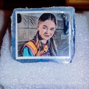 STRANGER THINGS 5 HOLLY WHEELER GLOW ART PIN